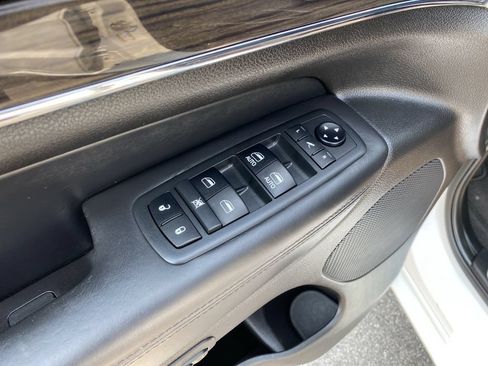 Used 2018 Jeep Grand Cherokee Overland RWD image 14
