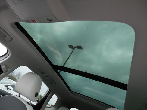 Used 2025 Volkswagen Taos SE w/ Panoramic Sunroof Package AWD/4WD image 34
