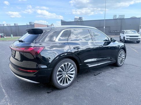 Used 2019 Audi e-tron Prestige w/ Prestige Package AWD/4WD image 5