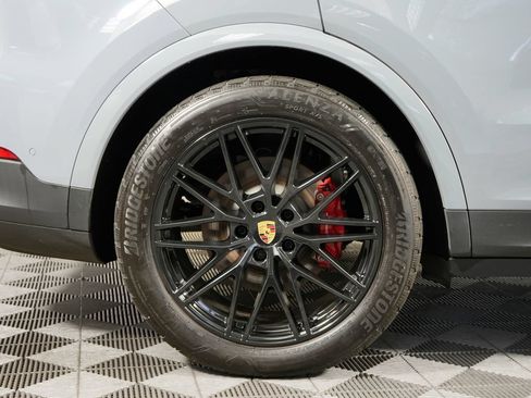 Certified 2024 Porsche Cayenne AWD/4WD image 15