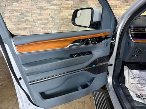 Used 2022 Jeep Grand Wagoneer Series III AWD/4WD image 11