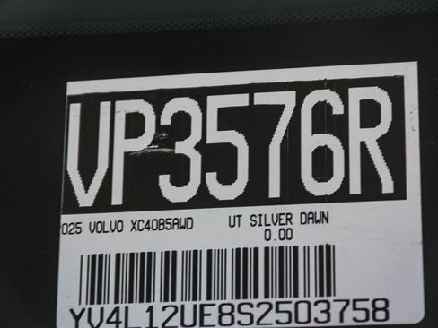 Used 2025 Volvo XC40 B5 Plus image 29