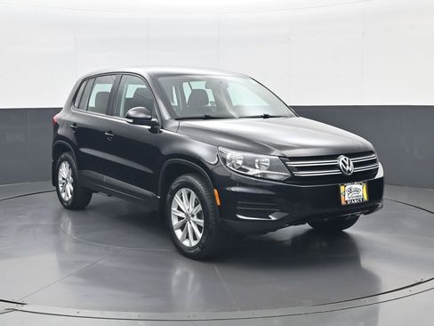 Used 2017 Volkswagen Tiguan Limited w/ Alloy Wheels Package image 3