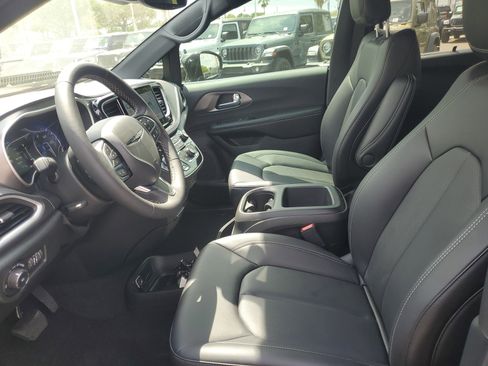 New 2026 Chrysler Pacifica Select image 13