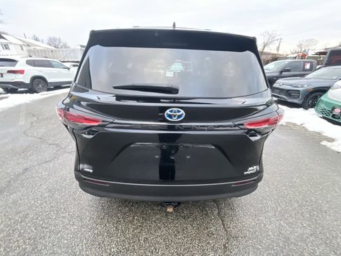 Used 2022 Toyota Sienna XLE image 7