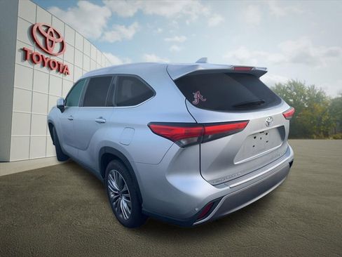 Used 2023 Toyota Highlander Platinum image 4