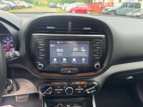 Used 2020 Kia Soul LX FWD image 14