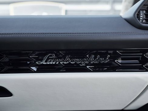 Used 2022 Lamborghini Huracan EVO image 37