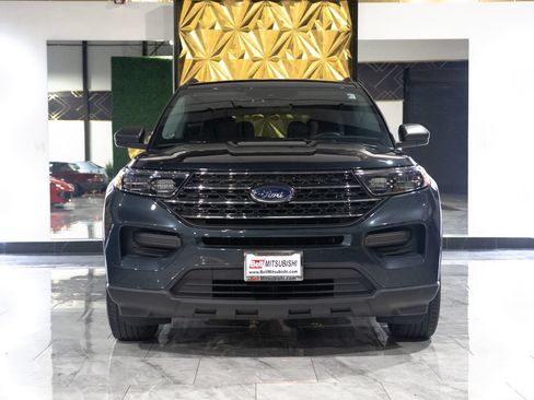 Used 2023 Ford Explorer XLT AWD/4WD image 2