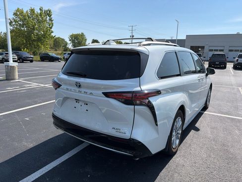 Used 2022 Toyota Sienna Platinum AWD/4WD image 8