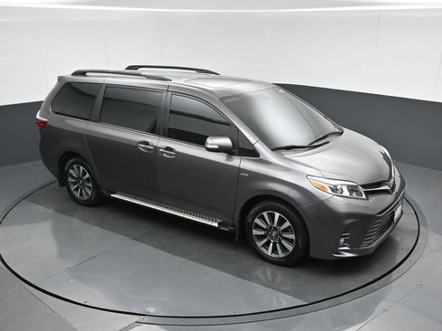 Used 2018 Toyota Sienna Limited image 69