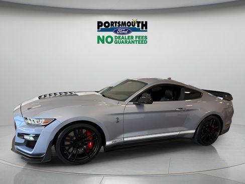 Used 2022 Ford Mustang Shelby GT500 w/ Technology Package RWD image 2