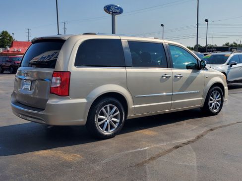 Used 2014 Chrysler Town & Country Touring-L FWD image 4