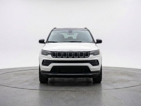Used 2025 Jeep Compass Limited AWD/4WD image 2