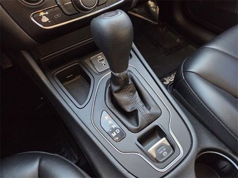 Certified 2019 Jeep Cherokee Latitude Plus image 28