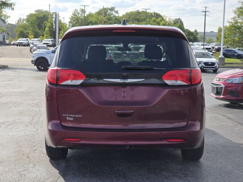 Used 2022 Chrysler Voyager LX FWD image 6