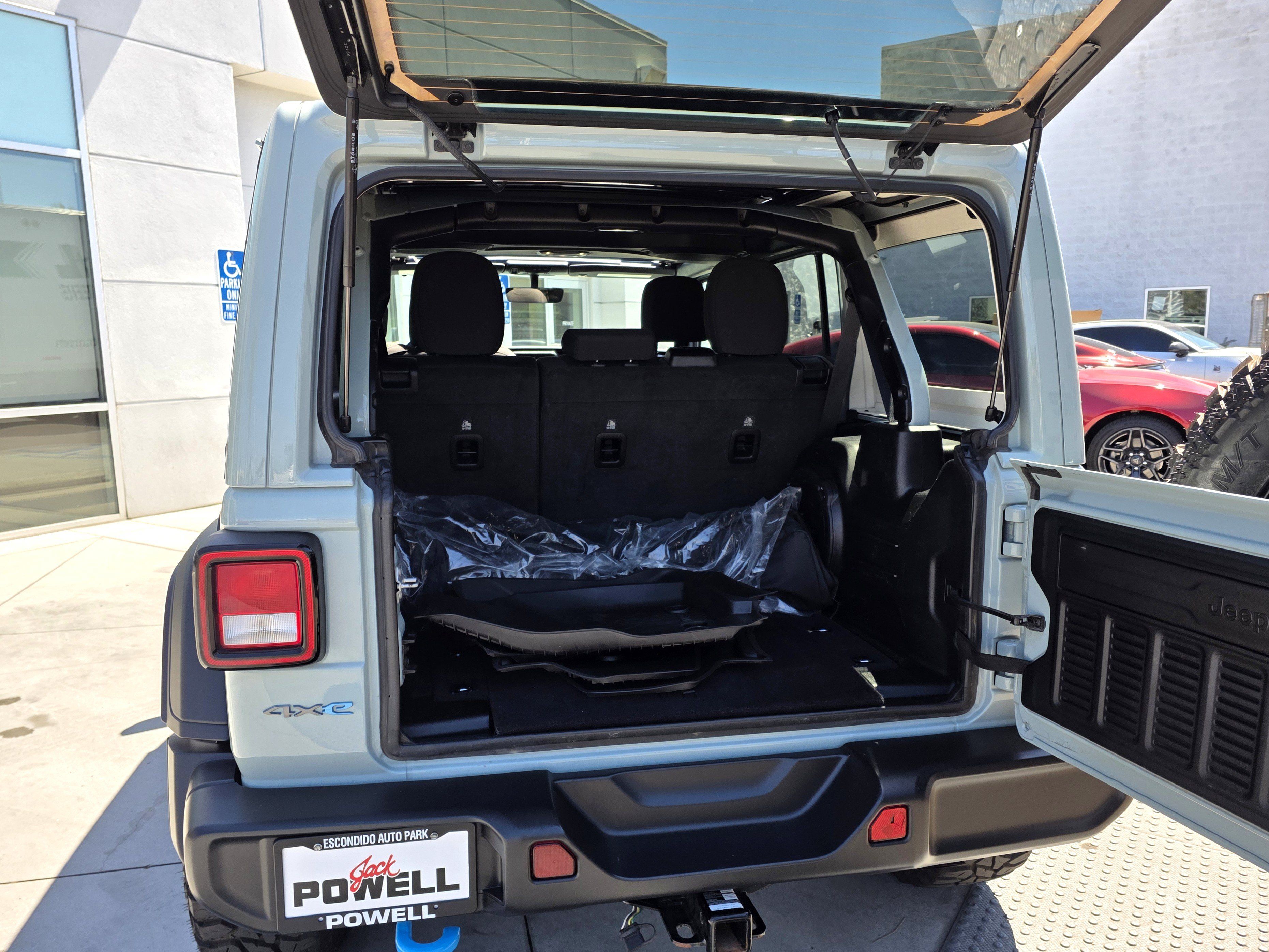Certified 2023 Jeep Wrangler Unlimited w/ Sun & Screen Package AWD/4WD image 12