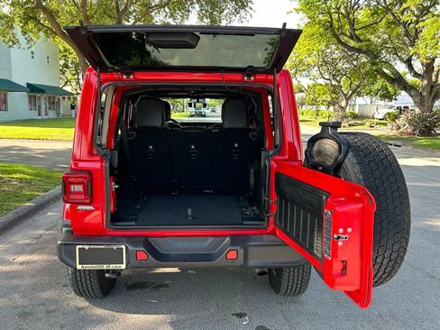 Used 2018 Jeep Wrangler Unlimited Sahara AWD/4WD image 46