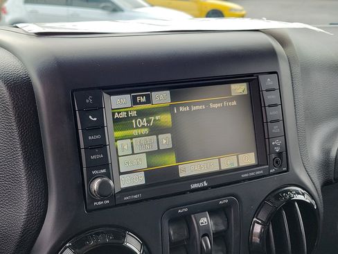 Used 2014 Jeep Wrangler Unlimited Sahara image 21