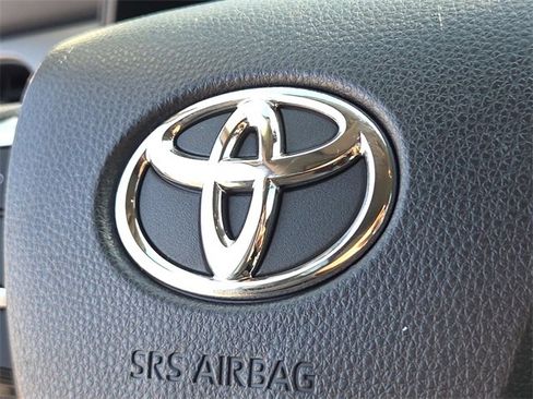 Used 2023 Toyota Highlander L image 25