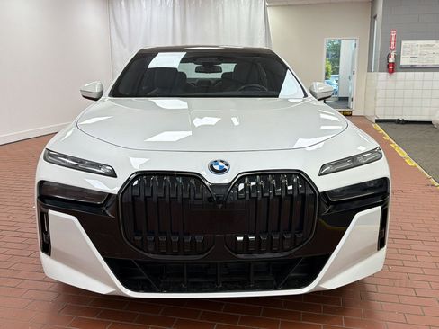 Used 2024 BMW i7 xDrive60 w/ Executive Package AWD/4WD image 6