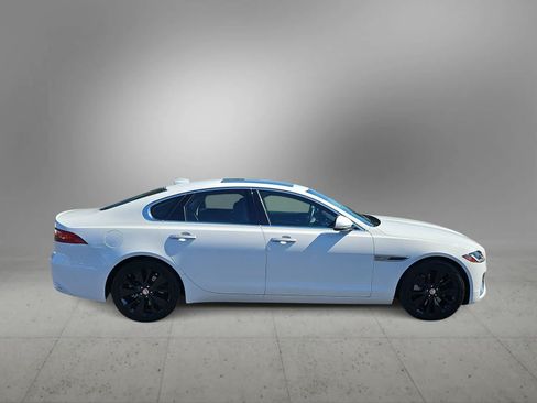 Used 2022 Jaguar XF SE RWD image 9