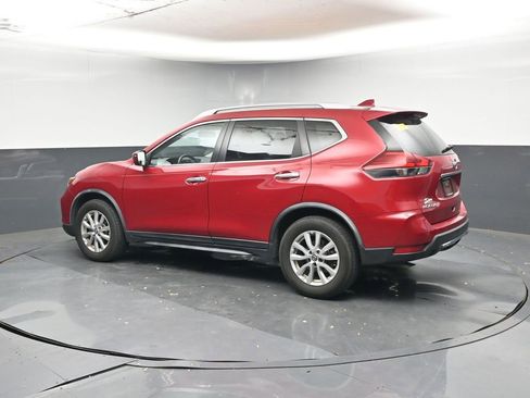 Used 2017 Nissan Rogue SV image 3