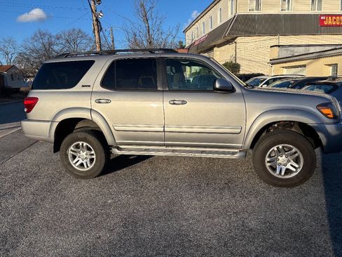 Used 2005 Toyota Sequoia SR5 image 4