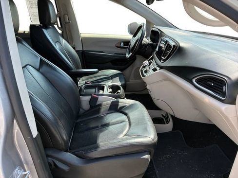 Used 2017 Chrysler Pacifica Touring-L FWD image 12