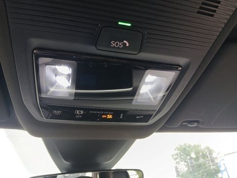 Used 2025 Volkswagen Atlas Cross Sport SE FWD image 18
