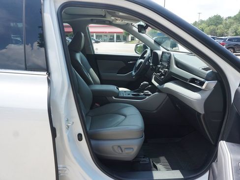 Used 2022 Toyota Highlander XLE FWD image 20