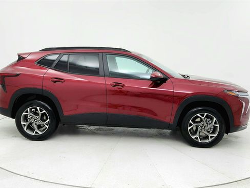 Used 2025 Chevrolet Trax LT w/ LT Convenience Package FWD image 6