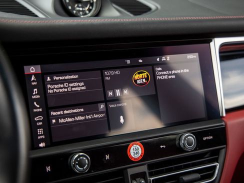 Certified 2023 Porsche Macan image 33