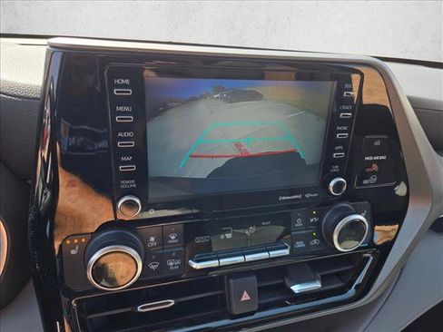 Used 2021 Toyota Highlander XLE FWD image 14