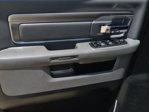 Used 2018 RAM 1500 SLT RWD image 10