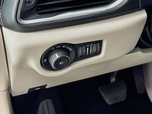Used 2023 Chrysler Pacifica Limited FWD image 14