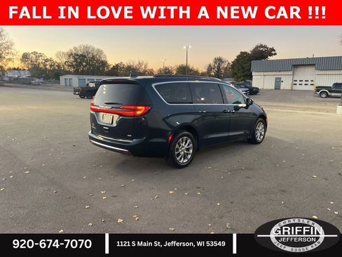 Used 2022 Chrysler Pacifica Touring-L image 10