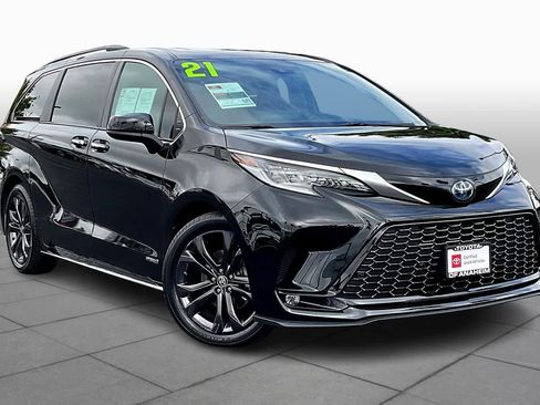 Used 2021 Toyota Sienna XSE w/ XSE Plus Package image 2