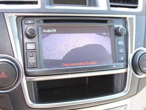 Used 2013 Toyota Highlander Plus AWD/4WD image 16