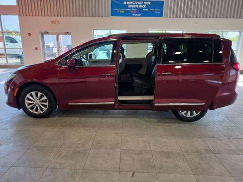 Used 2017 Chrysler Pacifica Touring-L FWD image 31