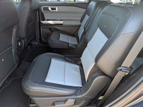 Used 2022 Ford Explorer XLT w/ Equipment Group 202A image 7