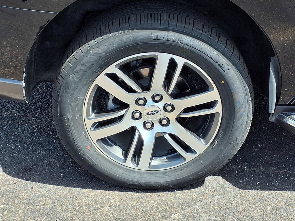 Used 2023 Ford Expedition XLT RWD image 9