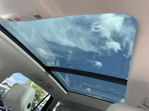 Used 2021 Volkswagen Tiguan SE w/ Panoramic Sunroof Package FWD image 26