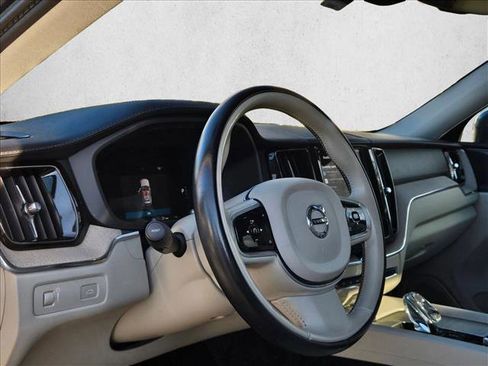 Used 2022 Volvo XC60 B5 Inscription w/ Protection Package Premier image 9