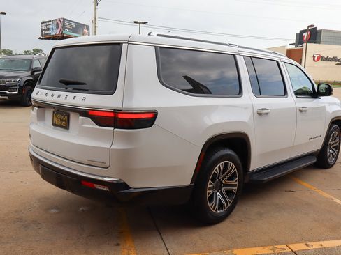 Used 2023 Jeep Wagoneer L Series II image 5