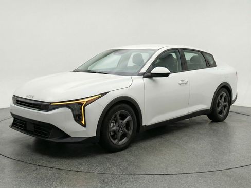 Used 2025 Kia K4 LXS FWD image 3