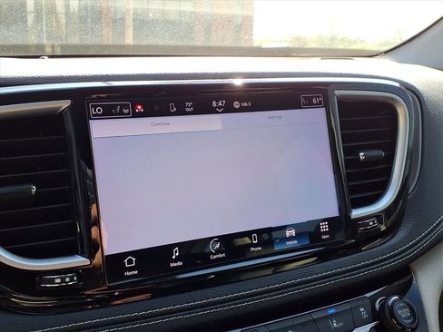 Used 2022 Chrysler Pacifica Touring-L image 8