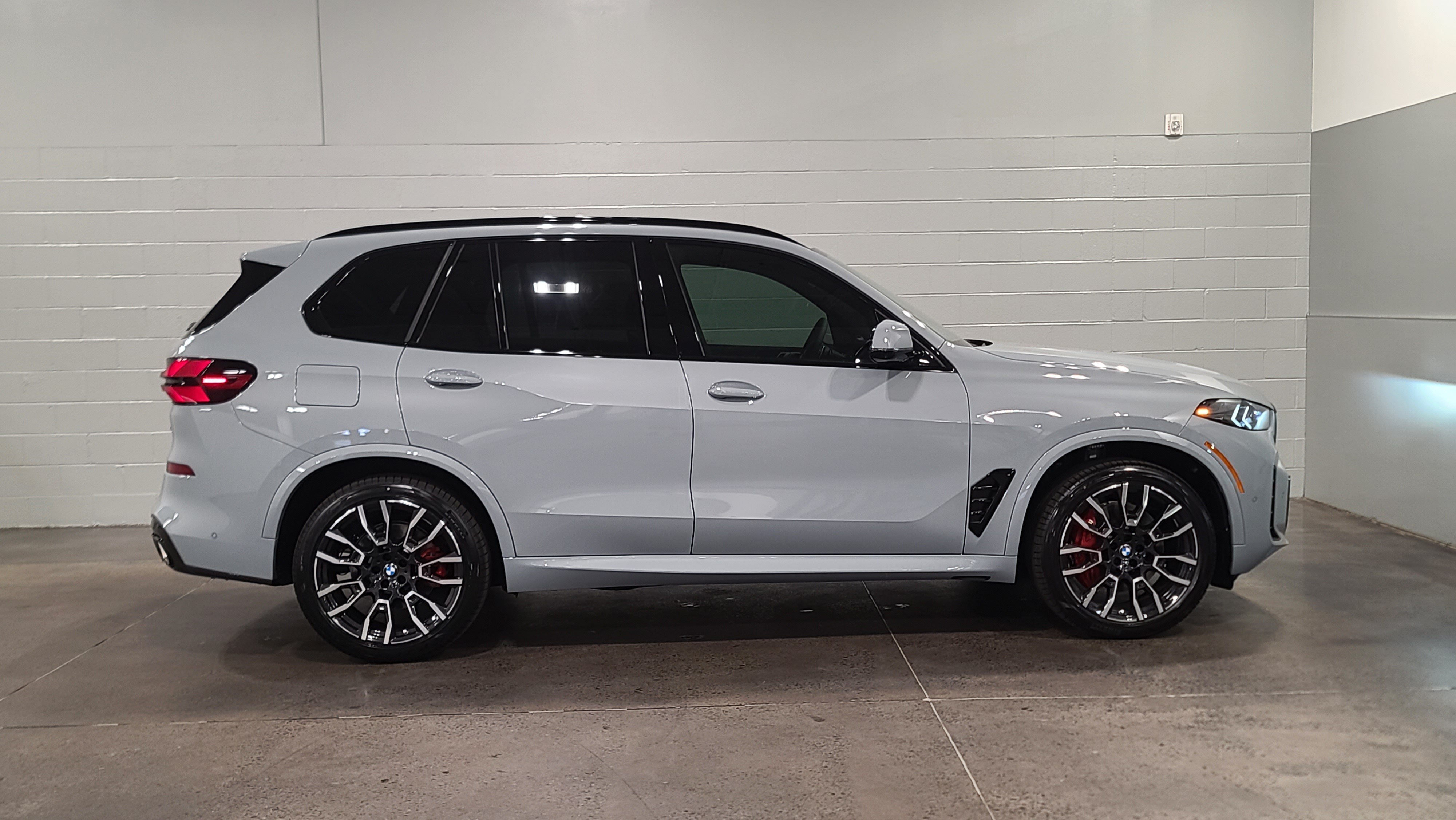 Used 2026 BMW X5 xDrive40i w/ M Sport Package AWD/4WD image 9