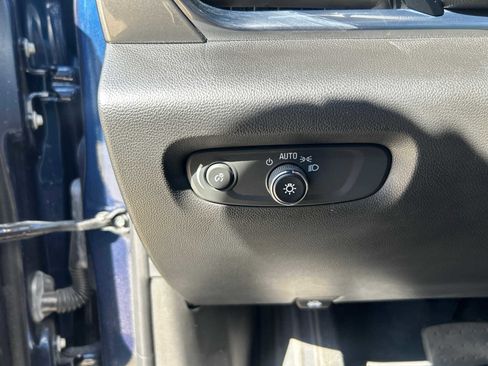 Used 2023 Chevrolet Traverse LT w/ Rear Camera Mirror Package image 15