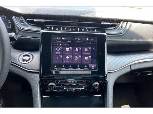 Used 2025 Jeep Grand Cherokee Altitude RWD image 24